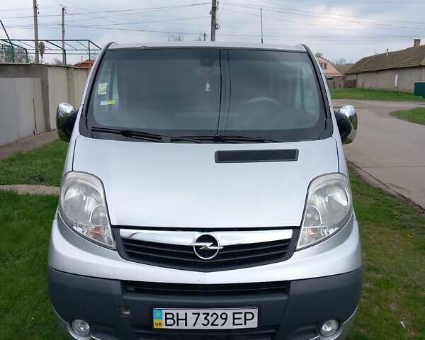 Серый Опель Виваро пасс., объемом двигателя 2 л и пробегом 380 тыс. км за 10900 $, фото 1 на Automoto.ua