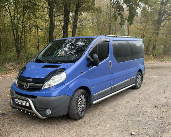 Синий Опель Виваро пасс., объемом двигателя 2.5 л и пробегом 340 тыс. км за 12500 $, фото 1 на Automoto.ua