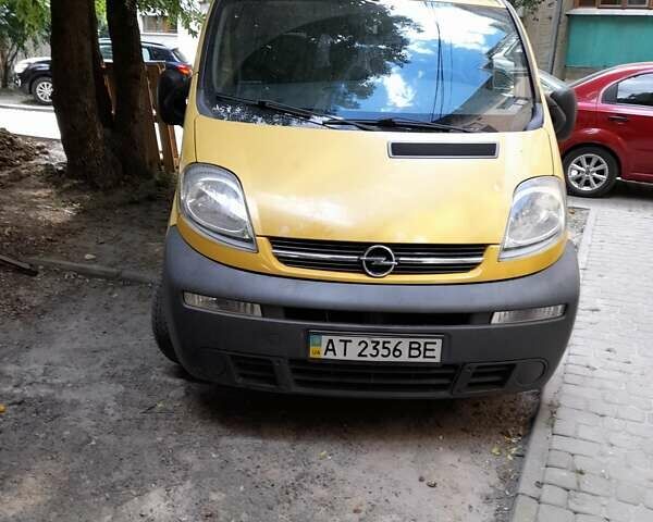 Желтый Опель Виваро, объемом двигателя 2.5 л и пробегом 251 тыс. км за 8300 $, фото 1 на Automoto.ua