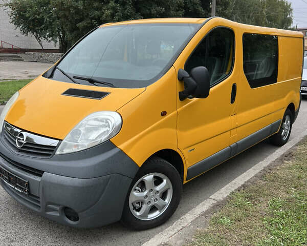 Жовтий Опель Віваро, об'ємом двигуна 2 л та пробігом 142 тис. км за 15700 $, фото 1 на Automoto.ua