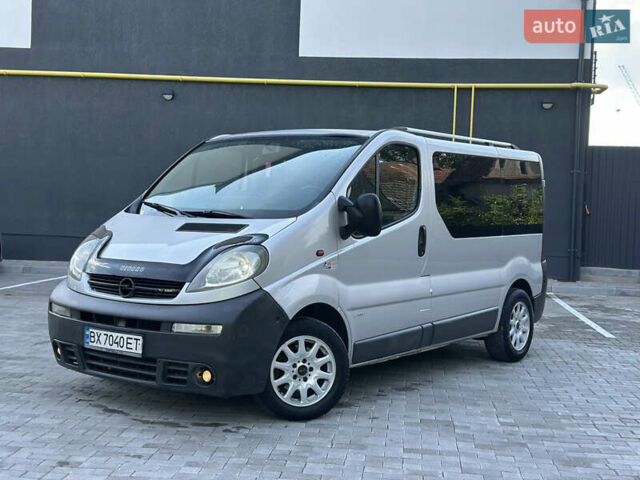 Сірий Опель Віваро, об'ємом двигуна 2.5 л та пробігом 390 тис. км за 5950 $, фото 1 на Automoto.ua