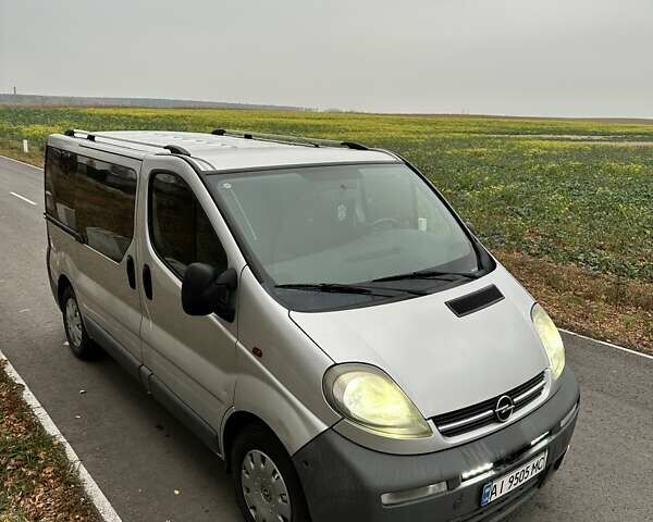 Серый Опель Виваро, объемом двигателя 2.46 л и пробегом 404 тыс. км за 7400 $, фото 1 на Automoto.ua