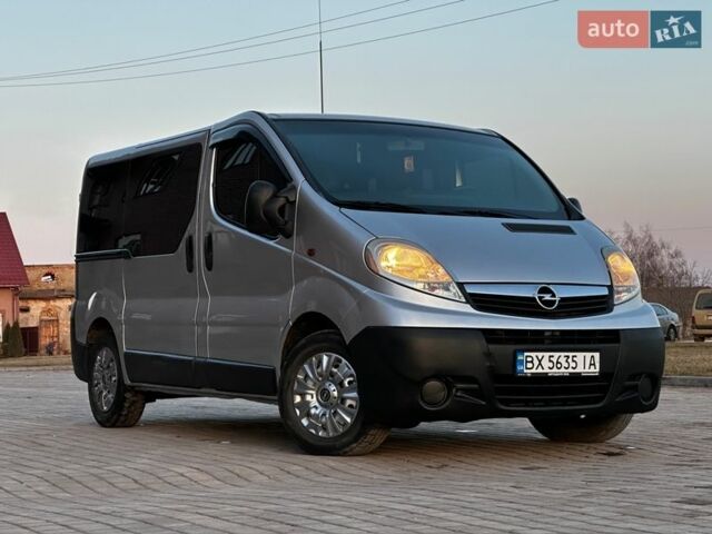 Сірий Опель Віваро, об'ємом двигуна 2.46 л та пробігом 260 тис. км за 8200 $, фото 1 на Automoto.ua