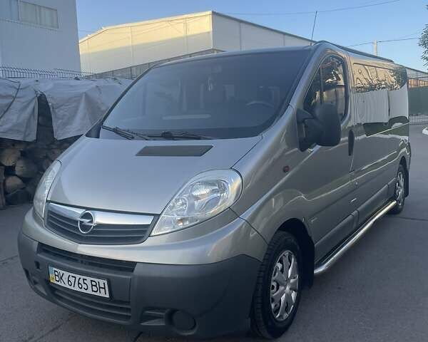 Сірий Опель Віваро, об'ємом двигуна 2 л та пробігом 212 тис. км за 10000 $, фото 1 на Automoto.ua