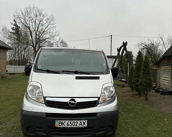 Сірий Опель Віваро, об'ємом двигуна 1.9 л та пробігом 218 тис. км за 10000 $, фото 1 на Automoto.ua