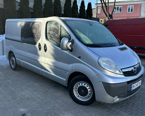 Серый Опель Виваро, объемом двигателя 2.5 л и пробегом 269 тыс. км за 15690 $, фото 1 на Automoto.ua
