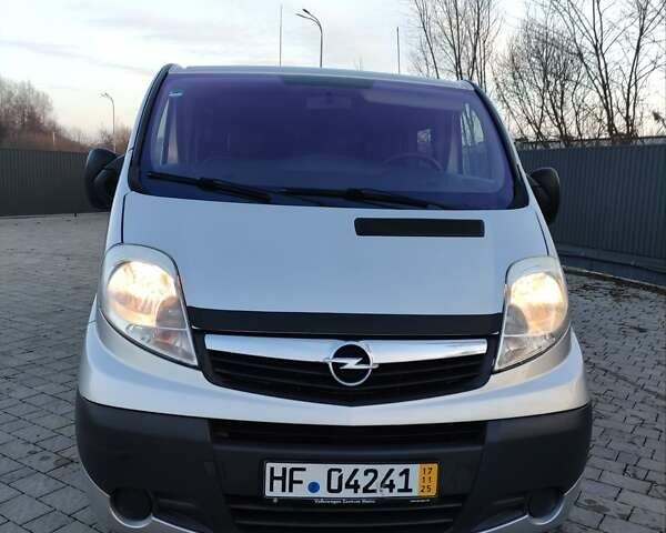 Серый Опель Виваро, объемом двигателя 2 л и пробегом 270 тыс. км за 15200 $, фото 1 на Automoto.ua