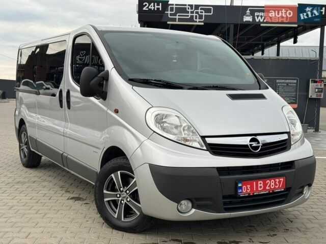 Сірий Опель Віваро, об'ємом двигуна 2 л та пробігом 183 тис. км за 17499 $, фото 1 на Automoto.ua