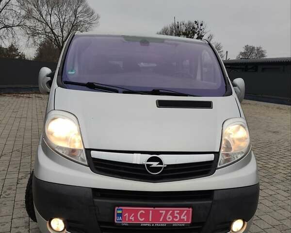 Сірий Опель Віваро, об'ємом двигуна 2 л та пробігом 386 тис. км за 15999 $, фото 1 на Automoto.ua