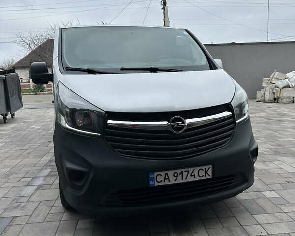 Серый Опель Виваро, объемом двигателя 1.6 л и пробегом 252 тыс. км за 10000 $, фото 1 на Automoto.ua