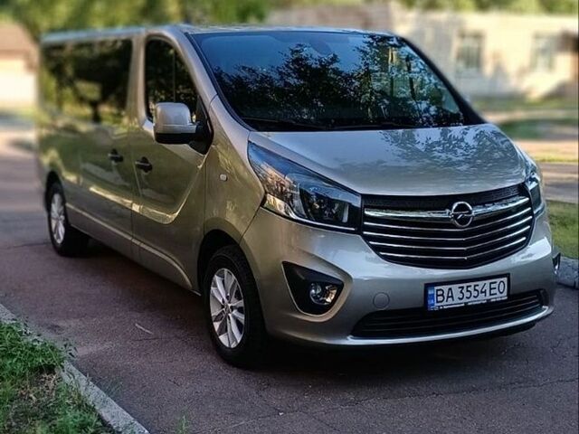Серый Опель Виваро, объемом двигателя 1.6 л и пробегом 272 тыс. км за 20800 $, фото 1 на Automoto.ua