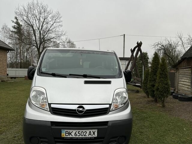 Серый Опель Виваро, объемом двигателя 1.9 л и пробегом 218 тыс. км за 10000 $, фото 1 на Automoto.ua