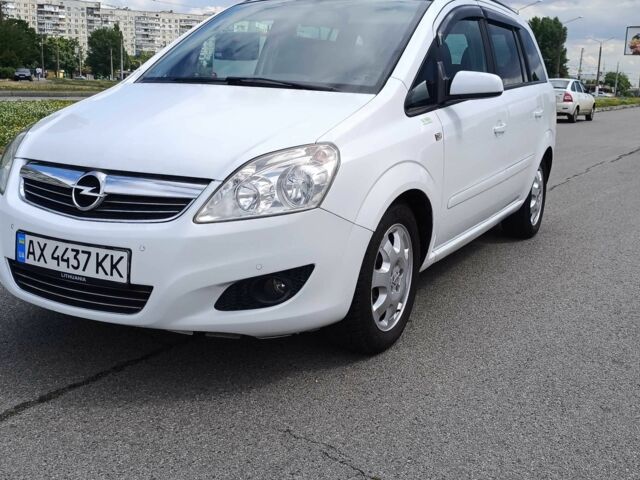 Белый Опель Зафира, объемом двигателя 1.6 л и пробегом 225 тыс. км за 5758 $, фото 1 на Automoto.ua