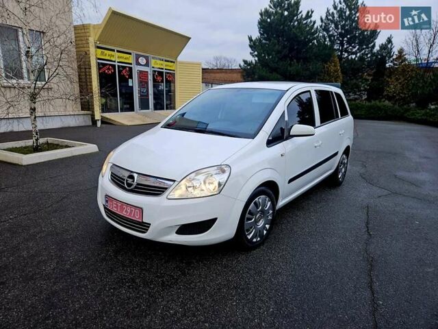 Белый Опель Зафира, объемом двигателя 1.6 л и пробегом 200 тыс. км за 6200 $, фото 1 на Automoto.ua