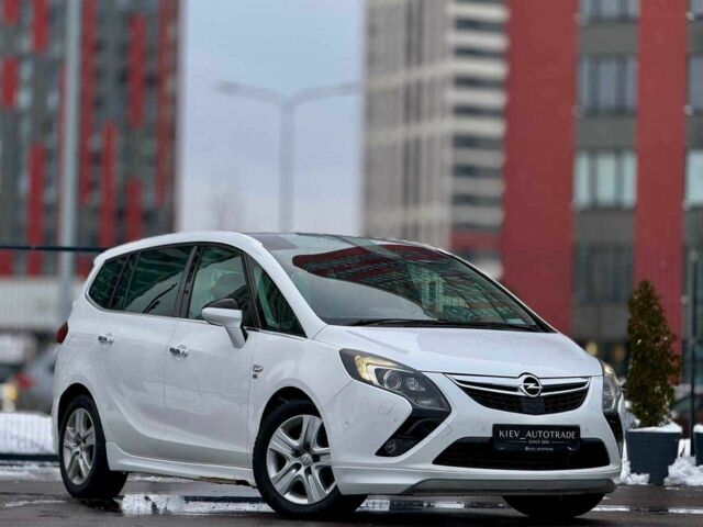 Белый Опель Зафира, объемом двигателя 2 л и пробегом 200 тыс. км за 8900 $, фото 1 на Automoto.ua