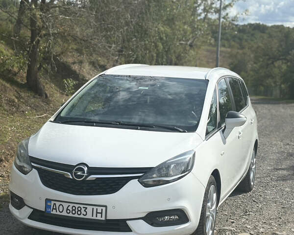 Белый Опель Зафира, объемом двигателя 2 л и пробегом 245 тыс. км за 10999 $, фото 1 на Automoto.ua