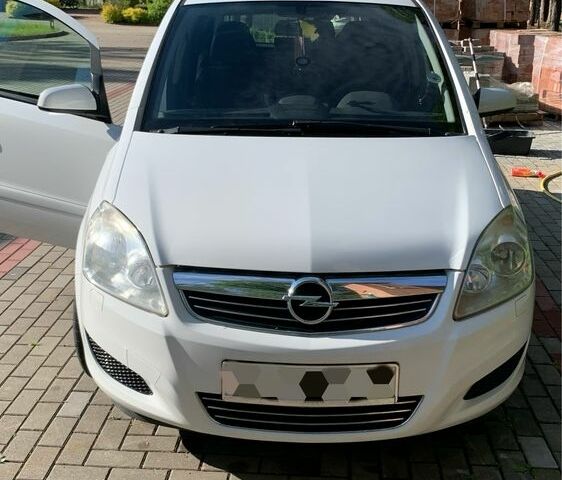 Белый Опель Зафира, объемом двигателя 1.9 л и пробегом 260 тыс. км за 5700 $, фото 1 на Automoto.ua