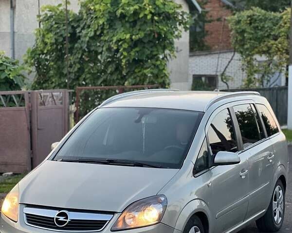 Бежевый Опель Зафира, объемом двигателя 1.9 л и пробегом 300 тыс. км за 3950 $, фото 1 на Automoto.ua