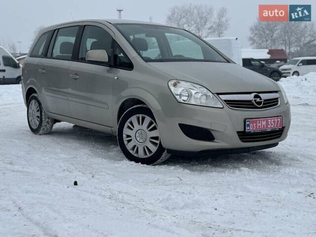 Бежевый Опель Зафира, объемом двигателя 1.6 л и пробегом 206 тыс. км за 5600 $, фото 1 на Automoto.ua