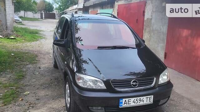 Черный Опель Зафира, объемом двигателя 1.6 л и пробегом 215 тыс. км за 4580 $, фото 1 на Automoto.ua