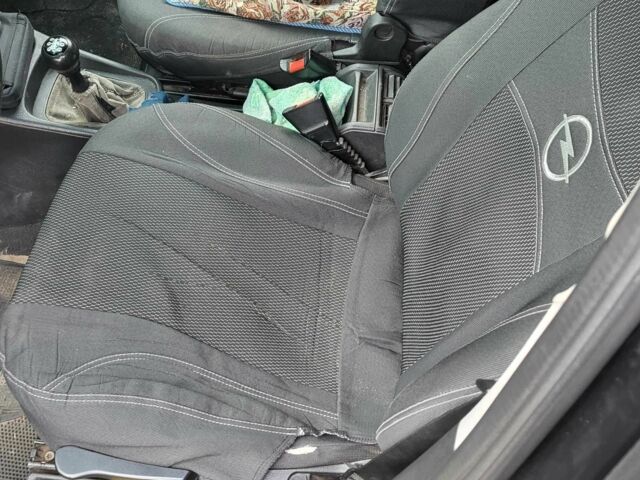 Черный Опель Зафира, объемом двигателя 2 л и пробегом 1 тыс. км за 3800 $, фото 1 на Automoto.ua