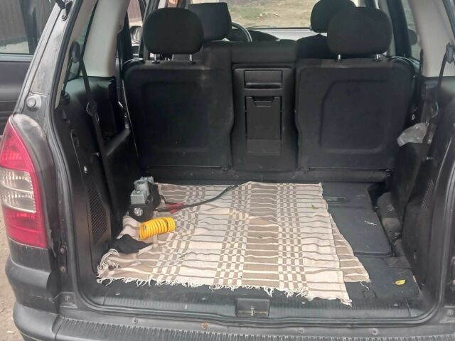 Черный Опель Зафира, объемом двигателя 2.2 л и пробегом 260 тыс. км за 2200 $, фото 1 на Automoto.ua