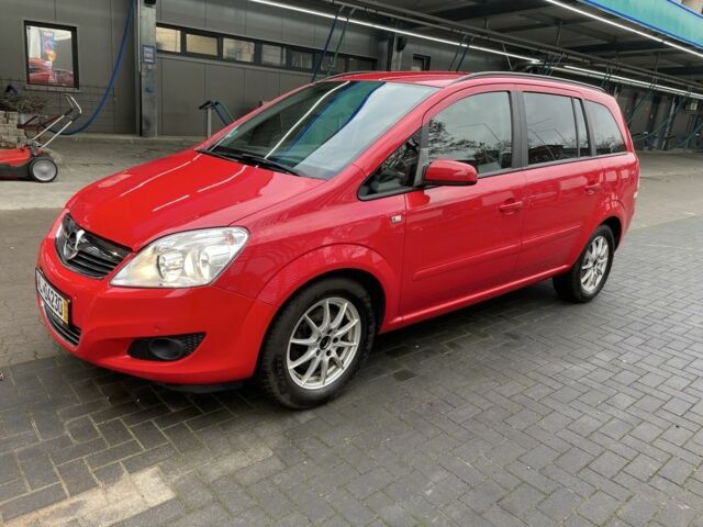 Красный Опель Зафира, объемом двигателя 1.6 л и пробегом 220 тыс. км за 5750 $, фото 1 на Automoto.ua