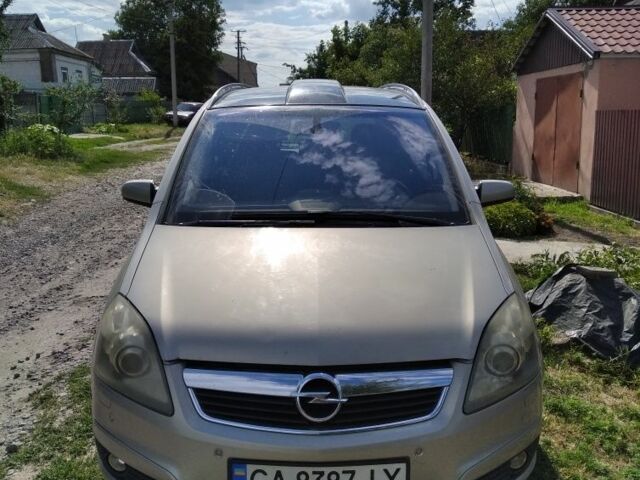 Серый Опель Зафира, объемом двигателя 1.9 л и пробегом 290 тыс. км за 5800 $, фото 1 на Automoto.ua