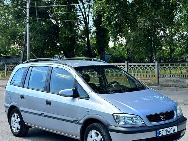 Серый Опель Зафира, объемом двигателя 1.8 л и пробегом 266 тыс. км за 3999 $, фото 1 на Automoto.ua