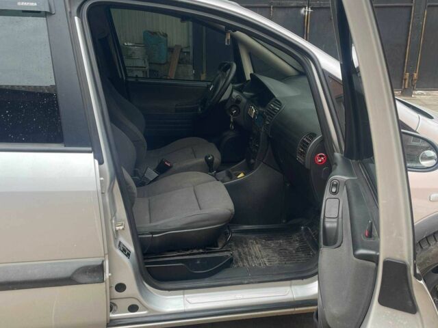 Серый Опель Зафира, объемом двигателя 2 л и пробегом 111 тыс. км за 5200 $, фото 1 на Automoto.ua