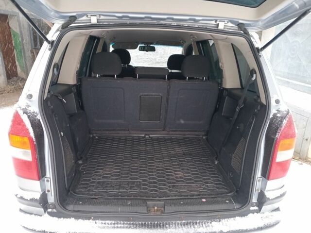 Серый Опель Зафира, объемом двигателя 2.2 л и пробегом 111 тыс. км за 3200 $, фото 1 на Automoto.ua