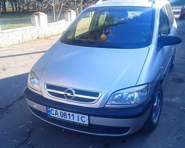 Серый Опель Зафира, объемом двигателя 2.2 л и пробегом 190 тыс. км за 5000 $, фото 1 на Automoto.ua