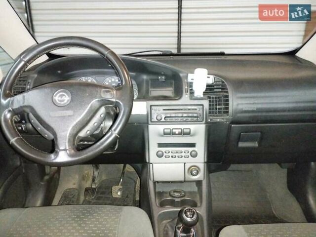 Серый Опель Зафира, объемом двигателя 1.6 л и пробегом 182 тыс. км за 4200 $, фото 1 на Automoto.ua