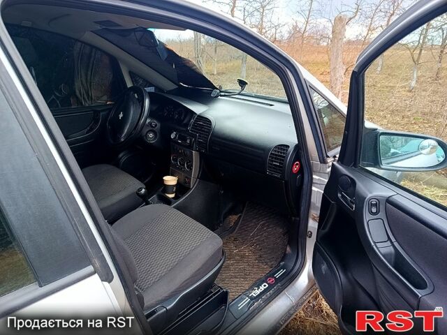 Серый Опель Зафира, объемом двигателя 1.6 л и пробегом 366 тыс. км за 3000 $, фото 1 на Automoto.ua