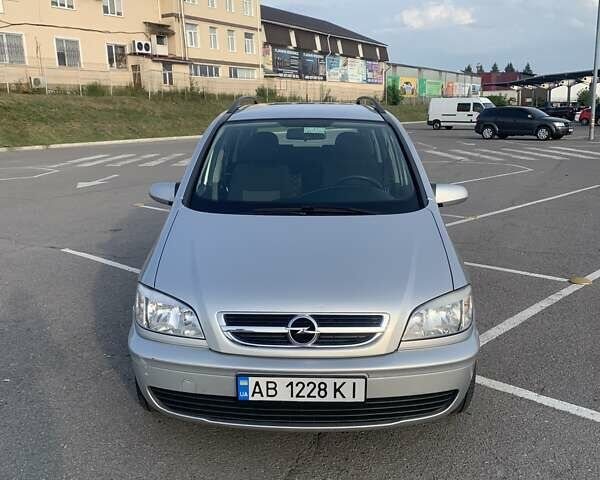 Серый Опель Зафира, объемом двигателя 1.6 л и пробегом 203 тыс. км за 4700 $, фото 1 на Automoto.ua