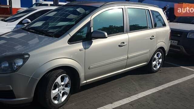 Серый Опель Зафира, объемом двигателя 1.6 л и пробегом 265 тыс. км за 5450 $, фото 1 на Automoto.ua