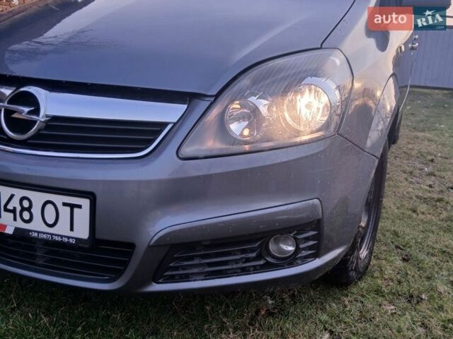 Серый Опель Зафира, объемом двигателя 1.6 л и пробегом 211 тыс. км за 4600 $, фото 1 на Automoto.ua