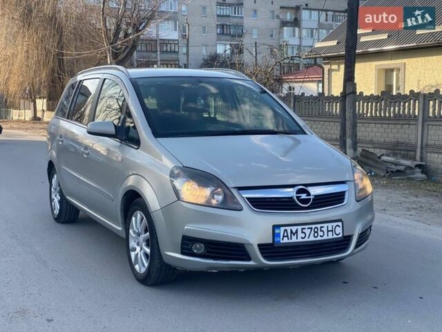 Серый Опель Зафира, объемом двигателя 1.9 л и пробегом 400 тыс. км за 4200 $, фото 1 на Automoto.ua