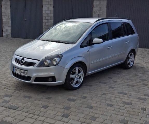 Серый Опель Зафира, объемом двигателя 1.9 л и пробегом 317 тыс. км за 4950 $, фото 1 на Automoto.ua