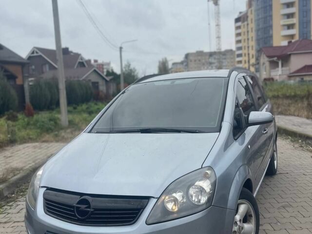 Серый Опель Зафира, объемом двигателя 1.9 л и пробегом 320 тыс. км за 3999 $, фото 1 на Automoto.ua