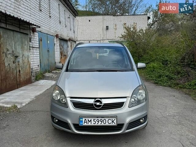 Серый Опель Зафира, объемом двигателя 1.6 л и пробегом 289 тыс. км за 5400 $, фото 1 на Automoto.ua