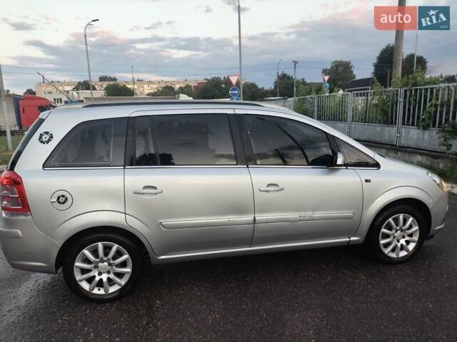 Серый Опель Зафира, объемом двигателя 1.9 л и пробегом 320 тыс. км за 4999 $, фото 1 на Automoto.ua