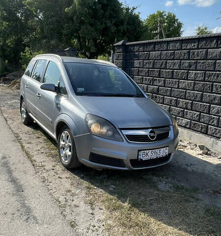 Серый Опель Зафира, объемом двигателя 1.9 л и пробегом 358 тыс. км за 5100 $, фото 1 на Automoto.ua