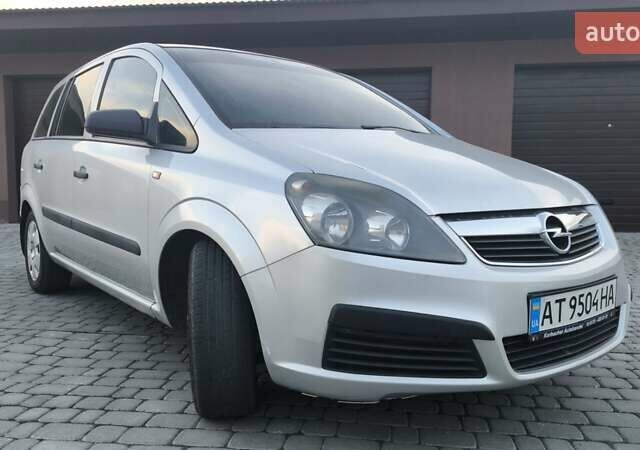 Серый Опель Зафира, объемом двигателя 1.6 л и пробегом 302 тыс. км за 4600 $, фото 1 на Automoto.ua