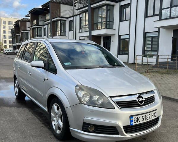 Серый Опель Зафира, объемом двигателя 1.9 л и пробегом 326 тыс. км за 4750 $, фото 1 на Automoto.ua