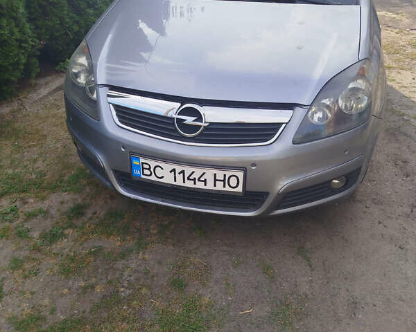 Серый Опель Зафира, объемом двигателя 1.9 л и пробегом 209 тыс. км за 5900 $, фото 1 на Automoto.ua
