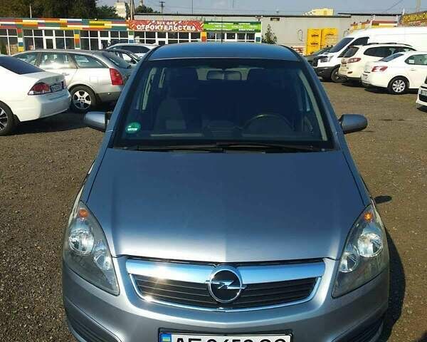 Серый Опель Зафира, объемом двигателя 1.6 л и пробегом 190 тыс. км за 6500 $, фото 1 на Automoto.ua
