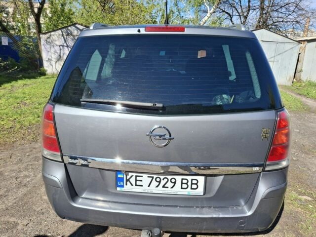 Серый Опель Зафира, объемом двигателя 1.8 л и пробегом 200 тыс. км за 5250 $, фото 1 на Automoto.ua
