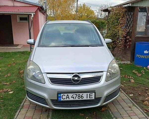 Серый Опель Зафира, объемом двигателя 1.8 л и пробегом 220 тыс. км за 5000 $, фото 1 на Automoto.ua