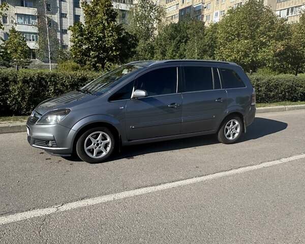 Серый Опель Зафира, объемом двигателя 1.8 л и пробегом 211 тыс. км за 6000 $, фото 1 на Automoto.ua